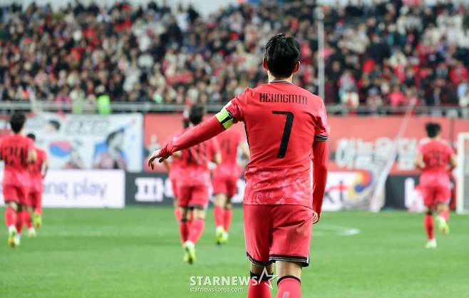 대표팀 주장 손흥민이 4일 대전월드컵경기장에서 열린 볼리비아와의 친선경기에서 후반전 초반 프리킥을 성공시킨 후 기뻐하고 있다. /사진=강영조 선임기자