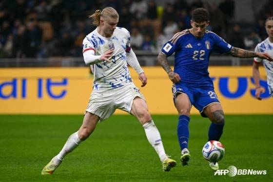 볼 경합하는 엘링 홀란(왼쪽)의 모습. /AFPBBNews=뉴스1