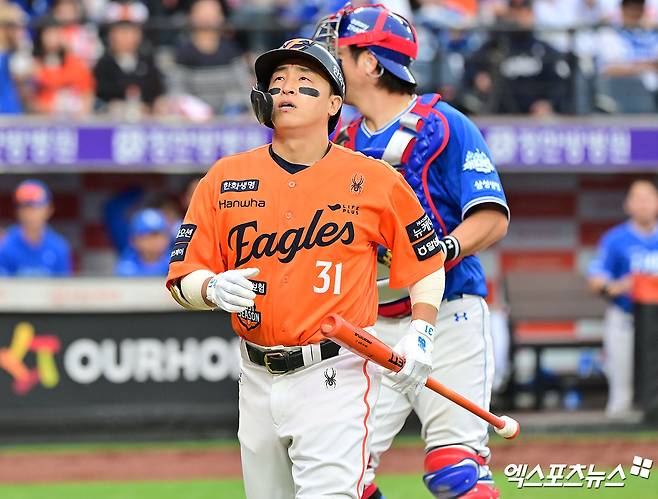 19일 오후 대전 한화생명 볼파크에서 열린 '2025 신한 SOL Bank KBO 포스트시즌' 삼성 라이온즈와 한화 이글스의 플레이오프 2차전 경기, 8회말 한화 손아섭이 삼성 강민호에게 태그 아웃을 당하고 있다. 엑스포츠뉴스 DB