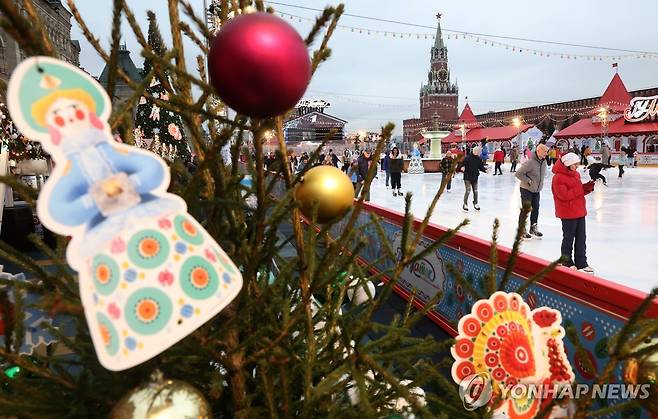 크렘린궁 앞 붉은광장의 크리스마스 장식과 야외 스케이트장 [EPA 연합뉴스 자료사진. 재판매 및 DB 금지]