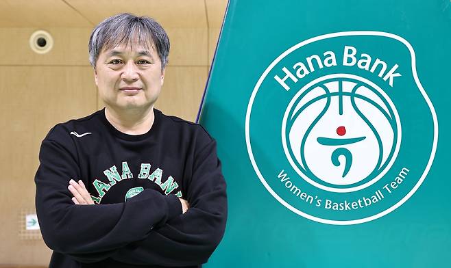 인터뷰 전 포즈 취하는 이상범 감독 (인천=연합뉴스) 김인철 기자 = 여자프로농구 부천 하나은행의 이상범 감독이 인천 서구 하나은행 여자농구단 연습체육관에서 연합뉴스와 인터뷰를 하기 전 포즈를 취하고 있다. 2025.12.26
    yatoya@yna.co.kr