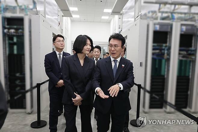 김민석 총리, 네이버데이터센터 각 세종 시찰 (서울=연합뉴스) 김민석 국무총리가 최수연 네이버 대표와 함께 27일 네이버데이터센터 각 세종을 시찰하고 있다. 2025.11.27 [총리실 제공. 재판매 및 DB금지] photo@yna.co.kr