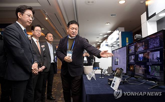 설명 듣는 배경훈 부총리 (서울=연합뉴스) 배경훈 부총리 겸 과학기술정보통신부 장관이 10일 서울 중구 롯데호텔에서 열린 2025 인공지능반도체 미래기술 컨퍼런스에 참석해 강상균 딥엑스 상무로부터 AI NPU 관련 설명을 듣고 있다. 2025.12.10 [과학기술정보통신부 제공. 재판매 및 DB 금지] photo@yna.co.kr