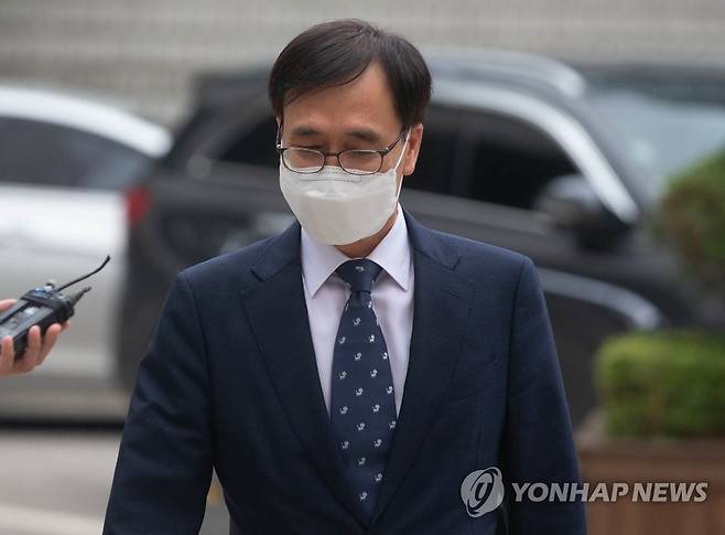 '독직폭행 혐의' 정진웅 차장검사 1심 결심 공판 출석 (서울=연합뉴스) 류영석 기자 = 한동훈 검사장을 독직폭행한 혐의로 재판에 넘겨진 정진웅 울산지검 차장검사가 9일 오전 서울 서초구 서울중앙지법에서 열린 1심 결심 공판에 출석하고 있다. 2021.7.9 ondol@yna.co.kr