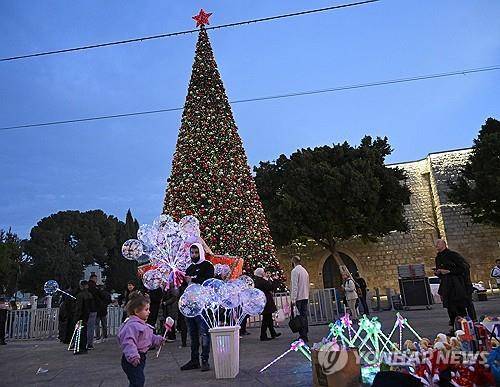 팔레스타인 서안지구 베들레헴의 예수 탄생 기념 성당 (베들레헴 <팔레스타인 서안지구> 2025년 12월 23일 예수 탄생지로 알려진 팔레스타인 서안지구 베들레헴의 예수 탄생 기념 성당 근처 '마구간 광장'의 모습. (Photo by Debbie Hill/ UPI) 2025.12.26.