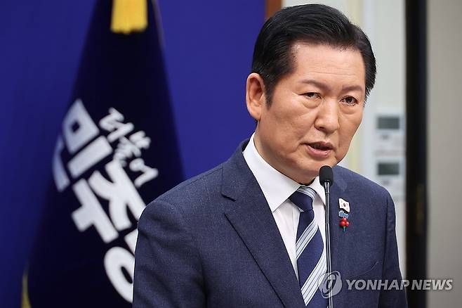 민주당 정청래 대표 기자회견 (서울=연합뉴스) 김주성 기자 = 더불어민주당 정청래 대표가 26일 서울 여의도 국회에서 열린 기자회견에서 '2차 종합특검법'의 추진 방향과 '통일교 특검법' 관련 쟁점 등에 대한 입장을 설명하고 있다. 2025.12.26 utzza@yna.co.kr