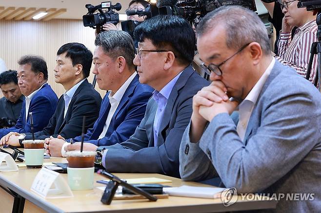 노란봉투법 관련 고용노동부 차관 발언 듣는 CEO들 (서울=연합뉴스) 신현우 기자 = 최준영 기아 대표이사(왼쪽부터), 이희근 포스코 대표이사, 서강현 현대제철 대표이사, 노진율 HD현대중공업 대표이사, 정인섭 한화오션 사장이 21일 서울 중구 서울지방고용노동청에서 열린 고용노동부-철강·조선·자동차 기업 CEO 간담회에 참석, 권창준 고용노동부 차관의 노조법 2·3조 개정안(노란봉투법) 관련 발언을 듣고 있다. 2025.8.21 nowwego@yna.co.kr