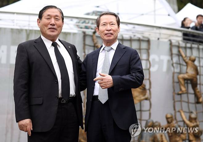 흥남철수작전 중 배에서 태어난 손양영·이경필 씨 (거제=연합뉴스) 김동민 기자 = 6일 오전 거제 포로수용소 유적공원에서 열린 '6·25 전쟁 흥남철수작전 메러디스 빅토리호 승선원 환영식'에서 당시 메러디스 빅토리호에서 태어난 손양영, 이경필(왼쪽)씨가 참석해 대화를 나누고 있다. 이들은 김치1호, 김치5호로 불렸다. 2018.4.6 image@yna.co.kr