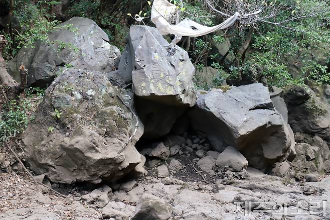이곳은 제주4.3 초토화작전에 따른 소개령 당시 갓난아이와 함께 바위틈으로 몸을 피한 가족이 아이 울음에 발각, 토벌대가 던져 넣은 수류탄에 의해 폭사당한 곳이다. ⓒ제주의소리