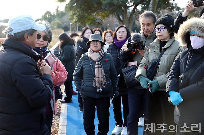 안 전 이장의 이야기를 듣고 있는 순례단. ⓒ제주의소리