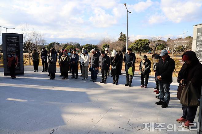 가시리 4.3희생자 위령비에서 묵념 중인 순례단. ⓒ제주의소리