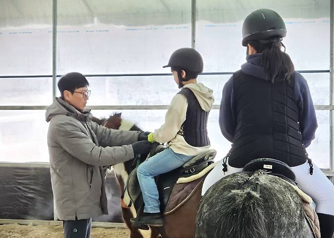 류시원 선수가 경남 지역에서 아이들을 지도하고 있다.(사진 한국마사회 제공)