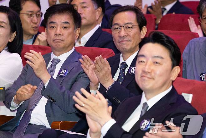 강훈식 대통령 비서실장(오른쪽부터)과 우상호 정무수석, 김병욱 정무비서관이 19일 서울 여의도 국회 의원회관에서 열린 더불어민주당 창당 70주년 기념식에 참석해 손뼉치고 있다. 2025.9.19/뉴스1 ⓒ News1 유승관 기자