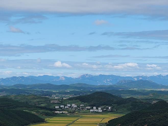 김성이 씨가 애기봉 전망대에서 촬영한 천마산과 송악산 사진 (김성이 씨 제공)