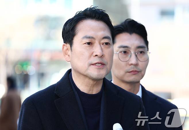 장동혁 국민의힘 대표가 25일 서울 서초구 사랑의교회에서 성탄 예배를 마치고 취재진 질의에 답변하고 있다. 오른쪽은 박준태 비서실장. 2025.12.25/뉴스1 ⓒ News1 김민지 기자