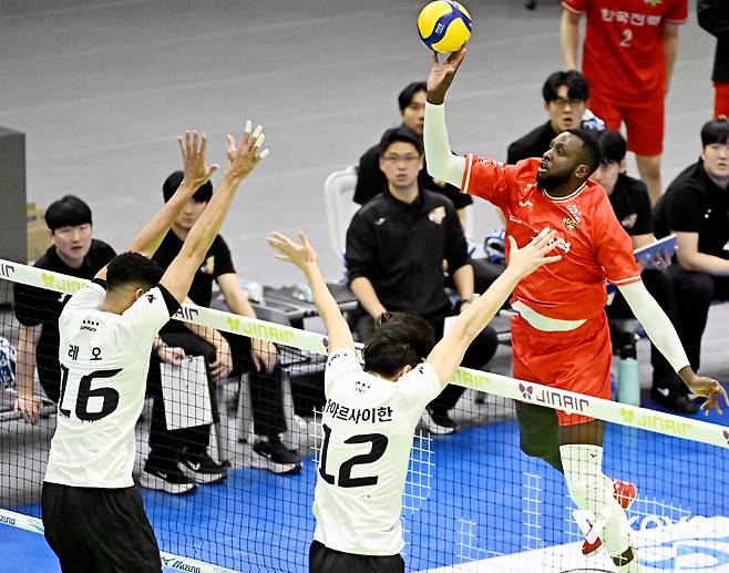 공격하는 한국전력 외국인 선수 베논. (KOVO 제공)