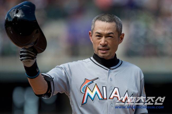 스즈키 이치로가 메이저리그 통산 3000안타를 치고 팬들의 환호에 답례하고 있다. AFP 연합뉴스