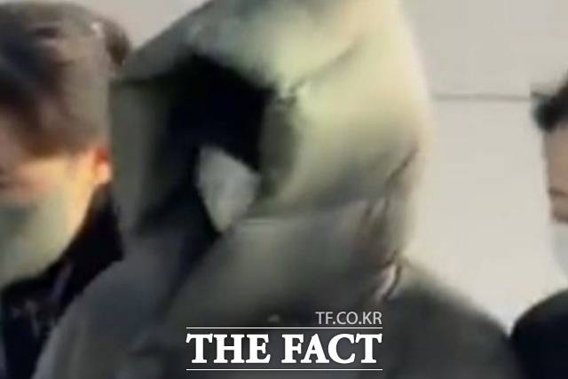 마약 투약 혐의를 받는 상황에서 해외 도피 생활을 하다 체포된 황하나 씨가 26일 수원지법 안양지원에 출석하고 있다. /뉴시스