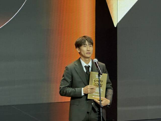 올해의 콘텐츠 대상을 수상한 스트리머 시조새가 소감을 밝히고 있는 모습 (사진=지디넷코리아)
