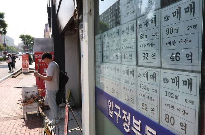서울 강남구 압구정로데오역 인근 부동산에 매매 관련 안내문이 부착돼 있다. 연합뉴스
