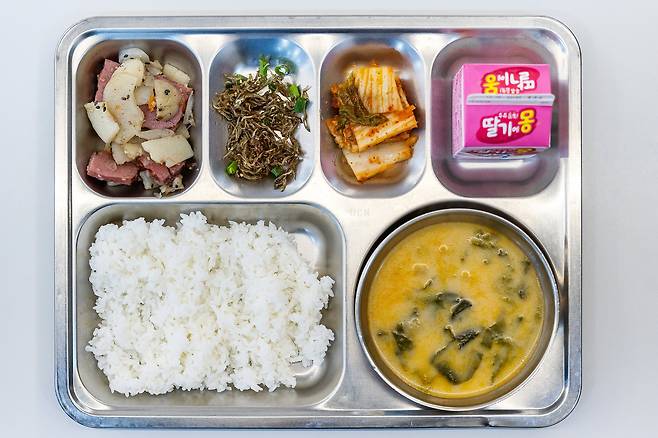 이날 메뉴는 쌀밥·사골우거짓국·햄감자볶음·마늘멸치조림·배추김치. 후식으로는 딸기맛 우유. /양수열 영상미디어 기자