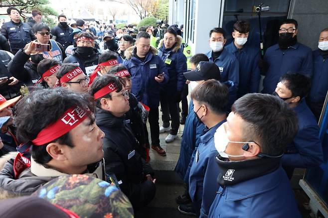 현대차 비정규직지회가 지난 12일 현대차 울산공장 앞에서 결의 대회를 연 모습. 이들은 현대차와 직접 근로계약을 맺지 않은 하청업체 노동자들로, 현대차 공장에서 보안·미화·급식 등 업무를 맡고 있다./민주노총 텔레그램