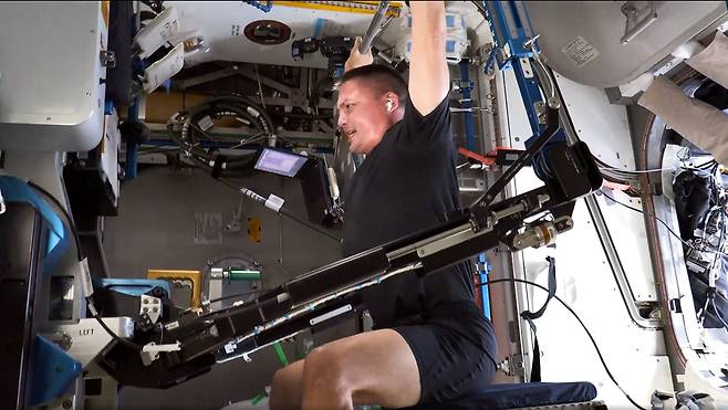 우주비행사 키옐 린드그린이 ISS에서 '고급 저항 운동 장치(ARED)'를 이용해 운동하는 모습. /NASA