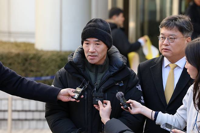 해양수산부 공무원 고 이대준씨 친형인 이래진씨가 지난 26일 오후 서울중앙지법에서 열린 '서해 피살 은폐' 사건 1심 선고 이후 입장 발표를 하고 있다. (왼쪽부터) 이래진씨, 유족 측 법률대리인 김기윤 변호사. /박성원 기자