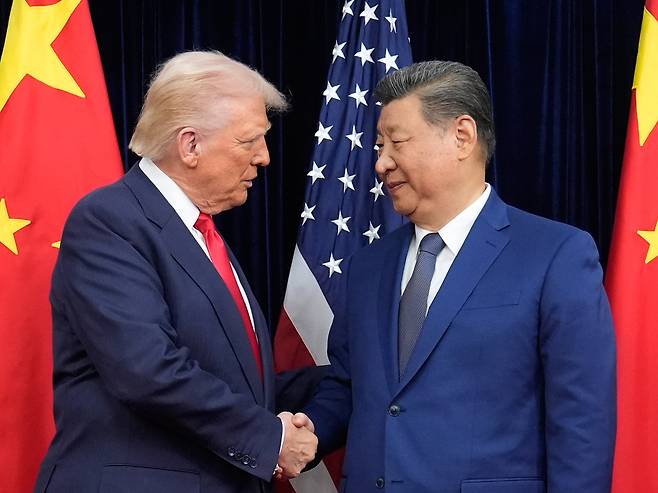 도널드 트럼프 미국 대통령(왼쪽)과 시진핑 중국 국가주석이 2025년 10월 30일 부산 김해국제공항 인근 김해공군기지에서 회담을 위해 도착하며 서로 인사를 나누고 있다./AP 연합뉴스