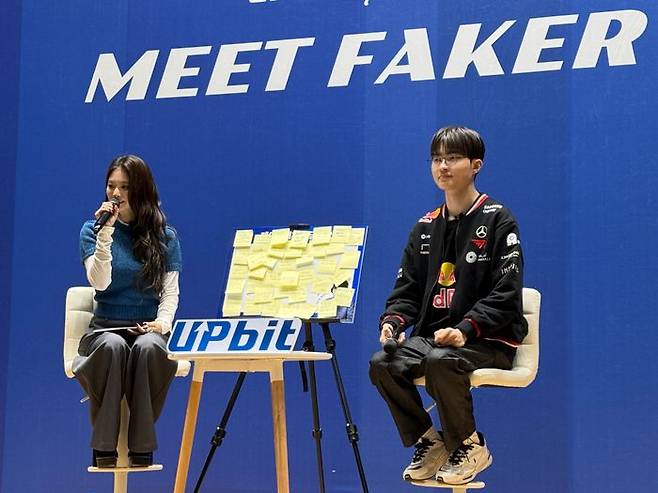 'Meet & Play with FAKER' 행사에서 프로미스나인 이나경(왼쪽)과 '페이커' 이상혁이 무대에 올라 팬들과 소통하고 있다. ⓒ업비트