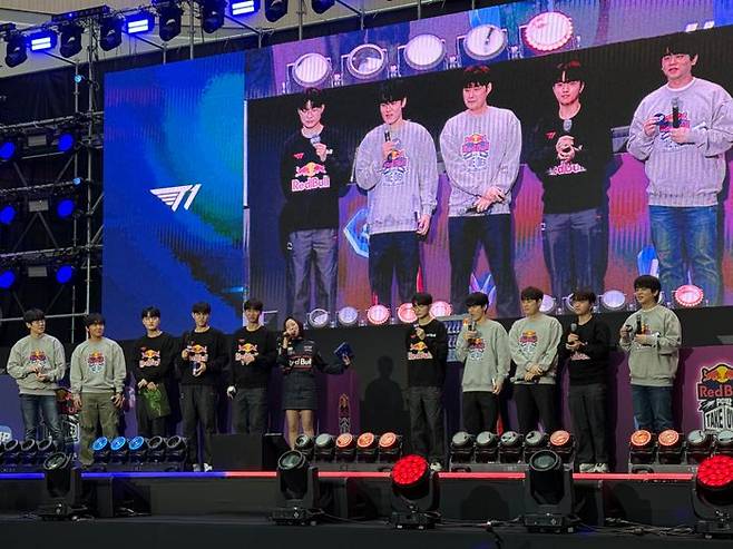 업비트·레드불 'PC방 테이크오버' 현장에서 T1 선수들과 스트리머들이 팀을 나눠 이벤트 매치를 진행하고 있다. ⓒ데일리안 황지현 기자