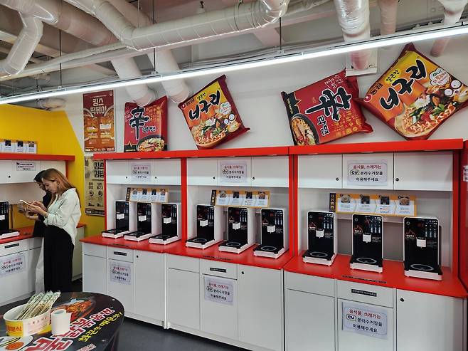 서울 마포구 망원한강공원 ‘마포인트나루’에 있는 무인 음식점 내부. 고객들이 범일산업 하우스쿡 라면 조리기 앞에 서 있다. 범일산업 제공