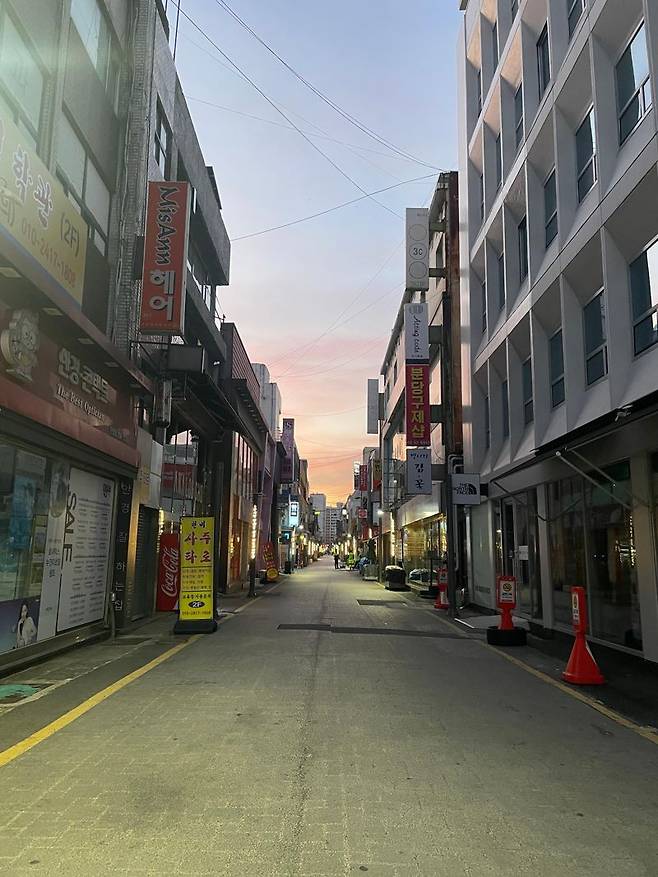 어둠이 걷히지 않은 23일 이른 아침, 케이크 구매를 위해 대전 중구 성심당을 찾아가는 길. /사진=서윤경 기자