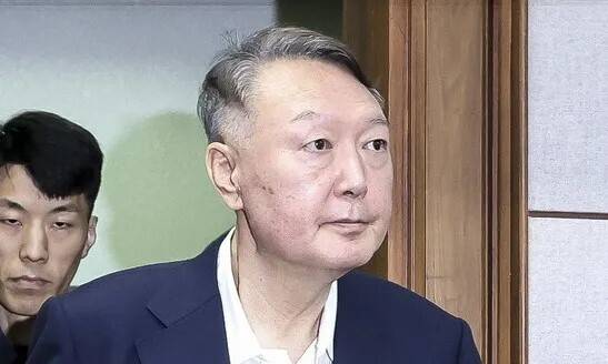 ‘특수공무 집행 방해, 직권남용 권리행사 방해 혐의’ 등 혐의 피고인 윤석열 전 대통령이 26일 서울 서초구 서울중앙지방법원에서 열린 결심 공판에 출석하고 있다. 사진공동취재단