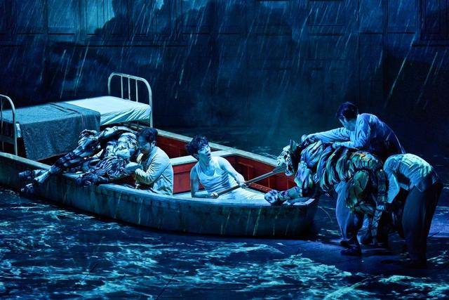 박정민(가운데)이 연극 '라이프 오브 파이'에서 호랑이와 사투를 벌이고 있다. 에스앤코 제공