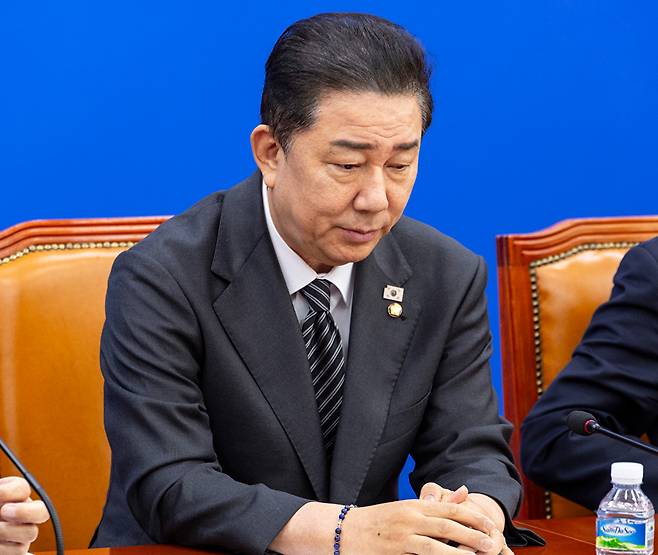 더불어민주당 김병기 원내대표가 23일 국회에서 열린 원내대책회의에서 발언을 마친 뒤 생각에 잠겨 있다. 2025.9.23 [사진=연합뉴스]