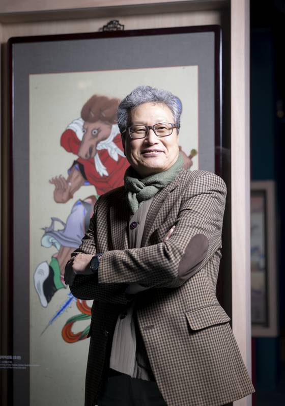 국립민속박물관에서 진행 중인 ‘말(馬)들이 많네-일상 속 말’ 전시장 십이지신도 앞에 선 천진기 국가유산청 무형유산위원회장. 최영재 기자