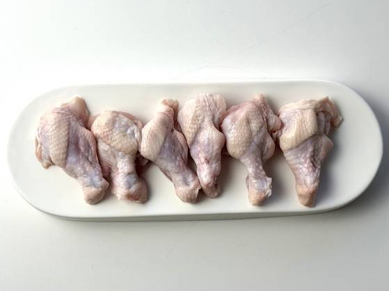 날개와 몸통 사이에 위치한 닭봉은 발라 먹기 편하고 살이 졸깃하다. 사진 이정웅