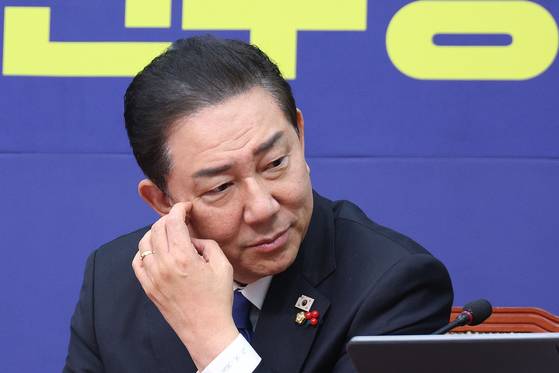 김병기 더불어민주당 원내대표가 24일 서울 여의도 국회에서 열린 최고위원회의에서 생각에 잠겨 있다. 뉴스1