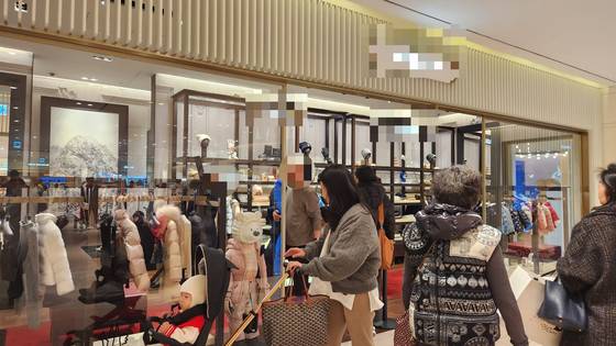 신세계백화점 강남점 한 아동 명품 매장에서 고객들이 아동복을 구매하고 있다. 이규림 기자