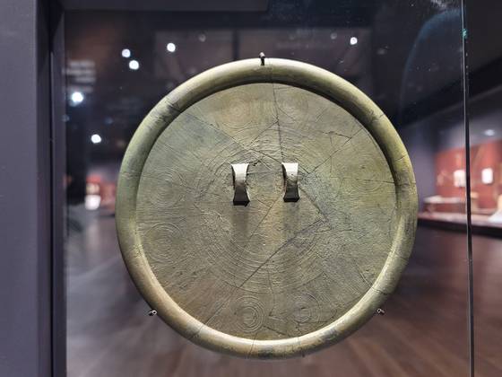 “2400년 전 한민족의 나노기술”로 불리는 국보 다뉴세문경. 고조선의 청동거울로 지름 21.2㎝ 원 안에 1만3000개가 넘는 선과 동심원이 새겨져있다. [사진 문화재청]