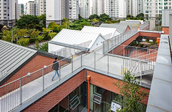 작은 주택들이 모인 마을처럼 보이는 신길중학교. [사진 진효숙]