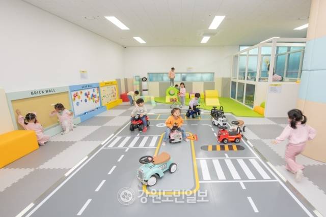 ▲ 거진읍에 위치한 금강누리센터 키즈카페는 주말과 휴일에는 200여명 이상이 이용할 정도로 인기를 끌고 있다. 인근 속초에서도 관광을 겸해 가족 단위로 많이 찾고 있다.