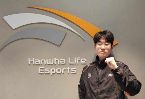 한화생명e스포츠 탑 라이너 '제우스' 최우제가 한국경제신문과 인터뷰에서 포즈를 취하고 있다. /이주현 기자