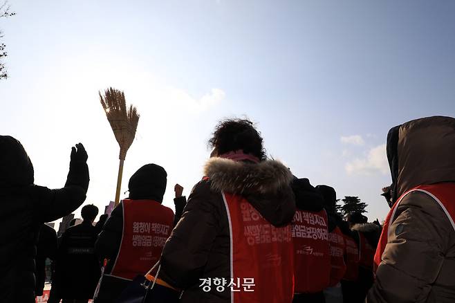 빗자루를 든 고려대 청소노동자들이 2018년 서울 안암동 고려대 중앙광장에서 집회를 열고 학교를 규탄하고 있다. 정지윤 선임기자