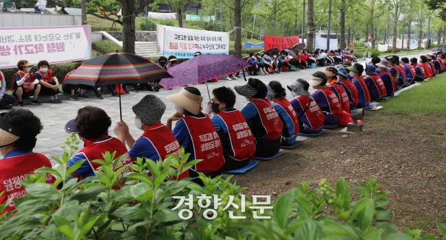 연세대 청소노동자들이 2022년 학내에서 시위를 하고 있다. 한수빈 기자