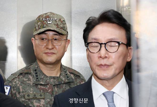 2024년 12월 5일 비상계엄 전계엄사령관인 박안수 육군참모총장(왼쪽)이 5국회 국방위 현안질의 정회시 엘리베이터를 함께 탄 김민석 당시 더불어민주당 의원과 함께 굳은 표정을 짓고 있다. /박민규 선임기자