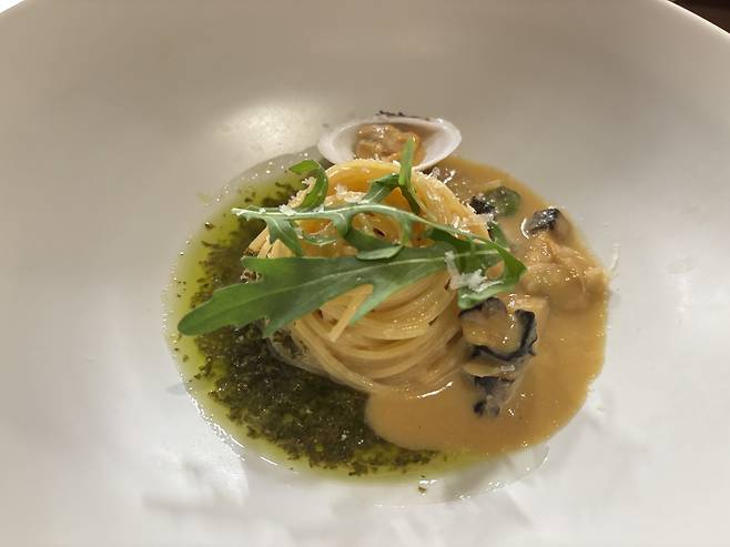 Soybean paste pasta with river snails and ark shell clams (Hong Yoo/The Korea Herald)