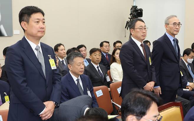 (왼쪽부터) 홍범식 LG유플러스 대표이사, 유영상 SK텔레콤 대표이사, 김영섭 KT 대표이사가 10월 21일 국회 과학기술정보방송통신위원회에서 열린 정보통신기술(ICT) 분야 산하기관 국정감사에서 위원 질의를 듣고 있다. 연합뉴스