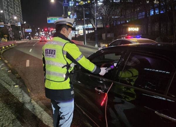 경기남부경찰청은 이달 1일부터 2026년 1월까지 음주 운전 특별단속 기간을 운영, 건전한 음주 문화 조성 및 도민 안전을 위해 최선의 노력을 기울이고 있다. 경기남부경찰청 제공